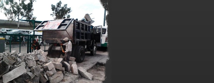<div class="caption"><h2>Servicio<br><strong>retiro<br><span>de<br>escombro</span></strong><br><p>CDMX y EDOMEX</p></h2></div>
